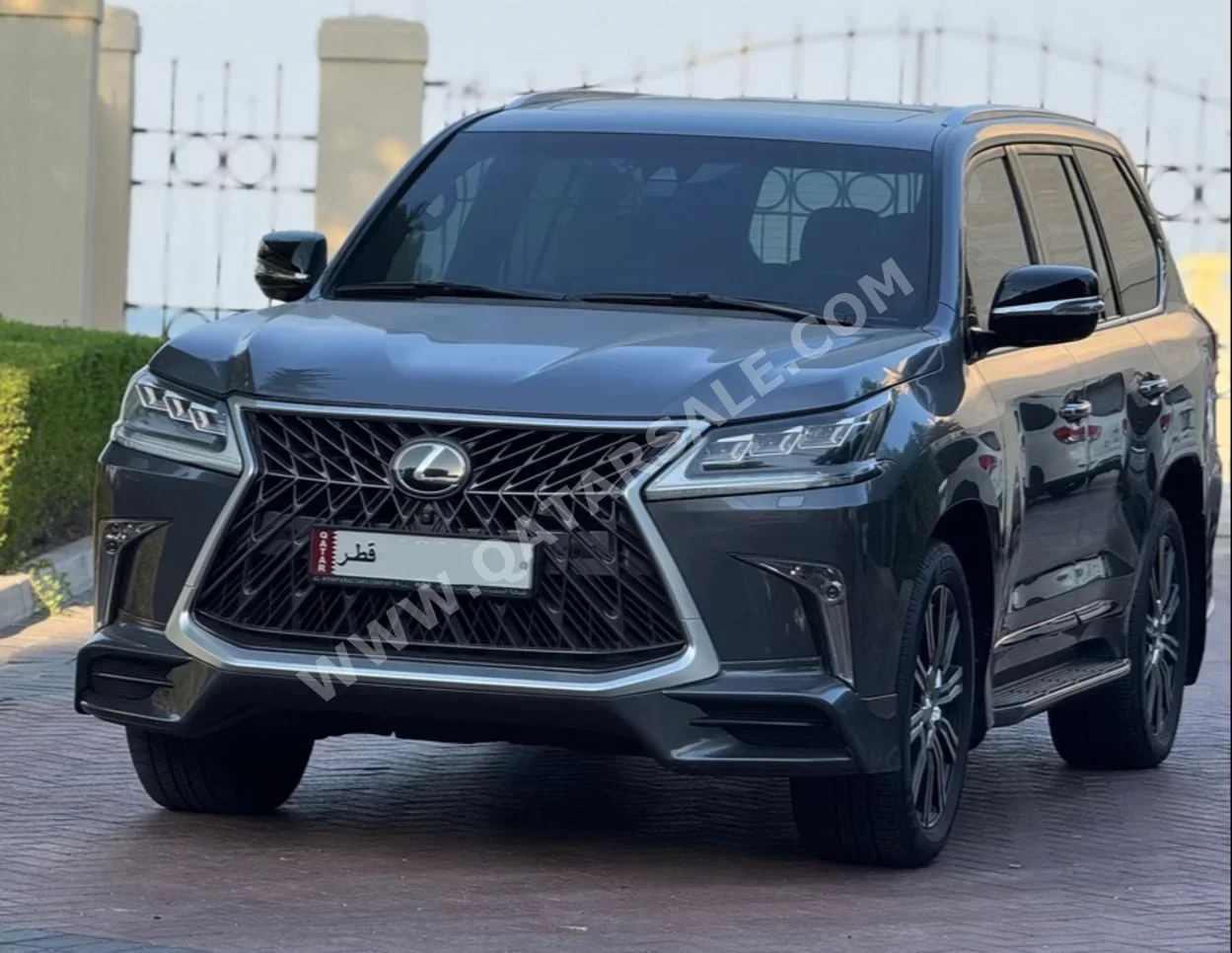 لكزس  ال اكس  570  2019  اوتوماتيك  184,000 كم  8 سلندر  دفع رباعي  اس يو في  رمادي