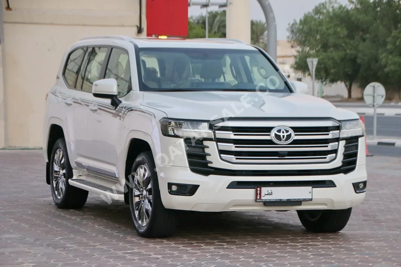 تويوتا  لاند كروزر  جي اكس ار توين توربو  2022  اوتوماتيك  111,000 كم  6 سلندر  دفع رباعي  اس يو في  أبيض