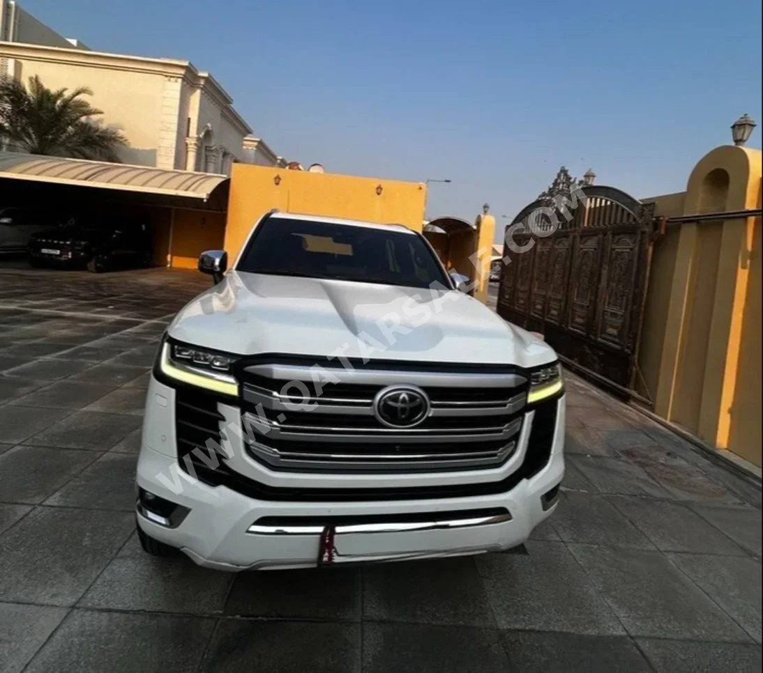 تويوتا  لاند كروزر  في اكس ار توين توربو  2022  اوتوماتيك  161,000 كم  6 سلندر  دفع رباعي  اس يو في  أبيض