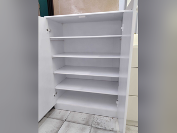 رفوف وخزانات الأحذية