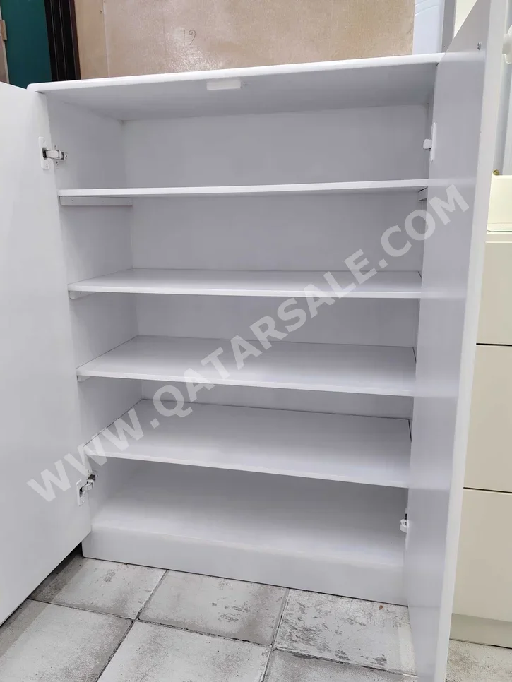 رفوف وخزانات الأحذية