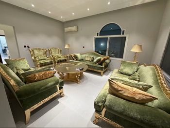 الأرائك والكنب والكراسي - أخضر  - مع طاولة  وطاولات جانبية