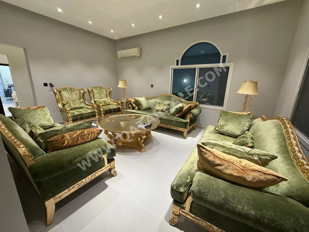 الأرائك والكنب والكراسي - أخضر  - مع طاولة  وطاولات جانبية