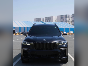 بي ام دبليو  الفئة - اكس  اكس 7 ام 50 اي  2022  اوتوماتيك  72,000 كم  8 سلندر  دفع كلي مستمر  اس يو في  أسود  تحت الضمان
