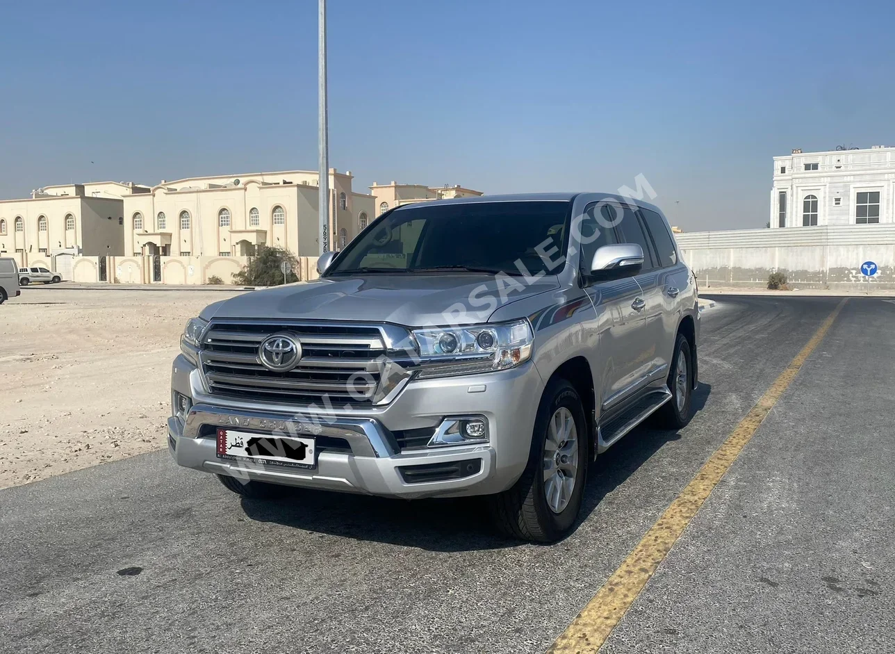 Toyota  Land Cruiser  GXR  2017  Automatic  195,000 Km  8 Cylinder  Four Wheel Drive (4WD)  SUV  Silver