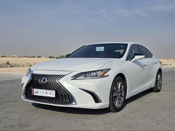 Lexus ES 300h 2023 Automatic 102,000 Km 6 Cylinder Rear Wheel Drive (RWD) Sedan White