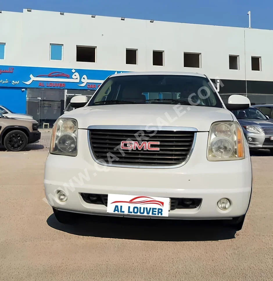 جي ام سي يوكون 2009 اوتوماتيك 320,000 كم 8 سلندر دفع رباعي اس يو في أبيض