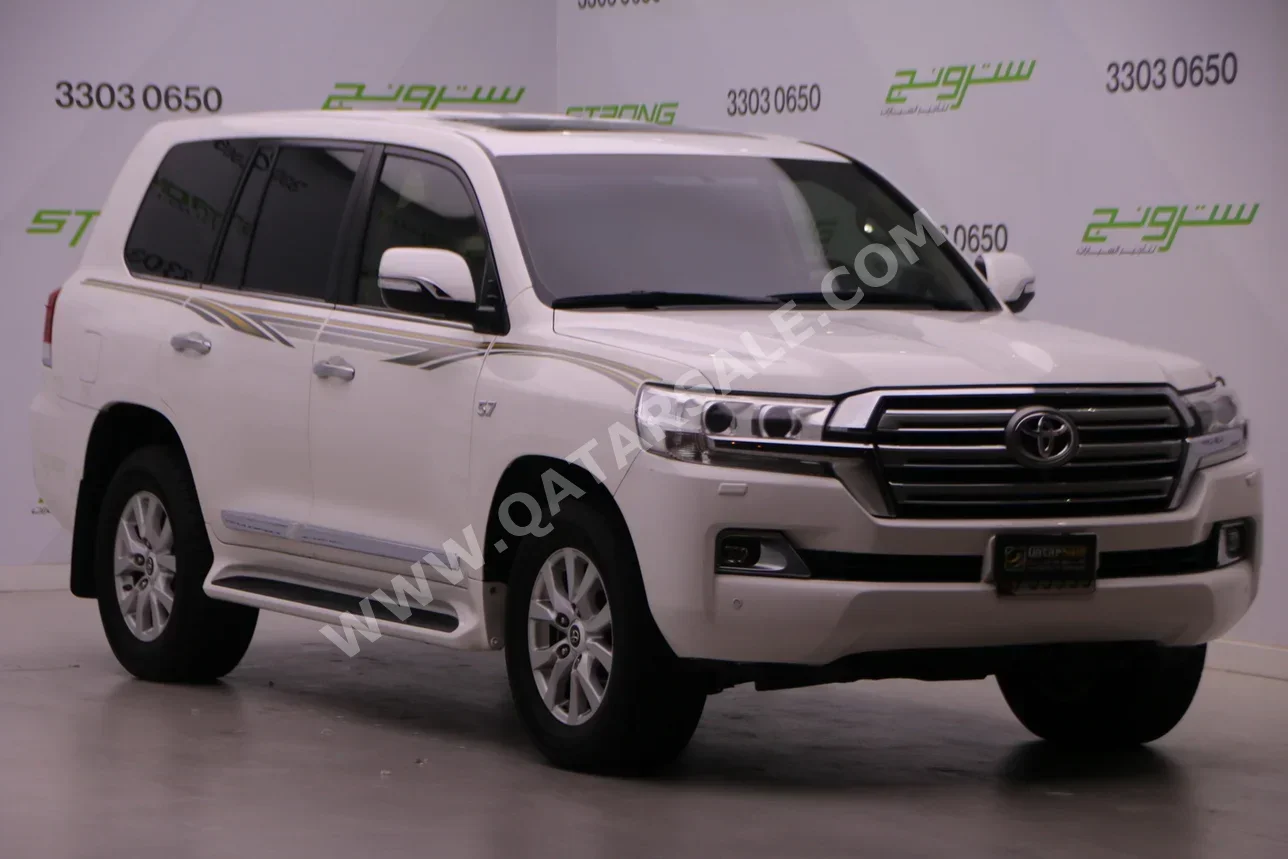 Toyota  Land Cruiser  VXR  2017  Automatic  143,000 Km  8 Cylinder  Four Wheel Drive (4WD)  SUV  White
