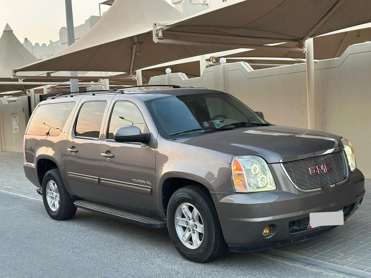 جي ام سي يوكون اكس إل 2014 اوتوماتيك 110,000 كم 8 سلندر دفع خلفي اس يو في رمادي