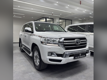 تويوتا  لاند كروزر  جي اكس ار  2020  اوتوماتيك  240,000 كم  8 سلندر  دفع رباعي  اس يو في  أبيض