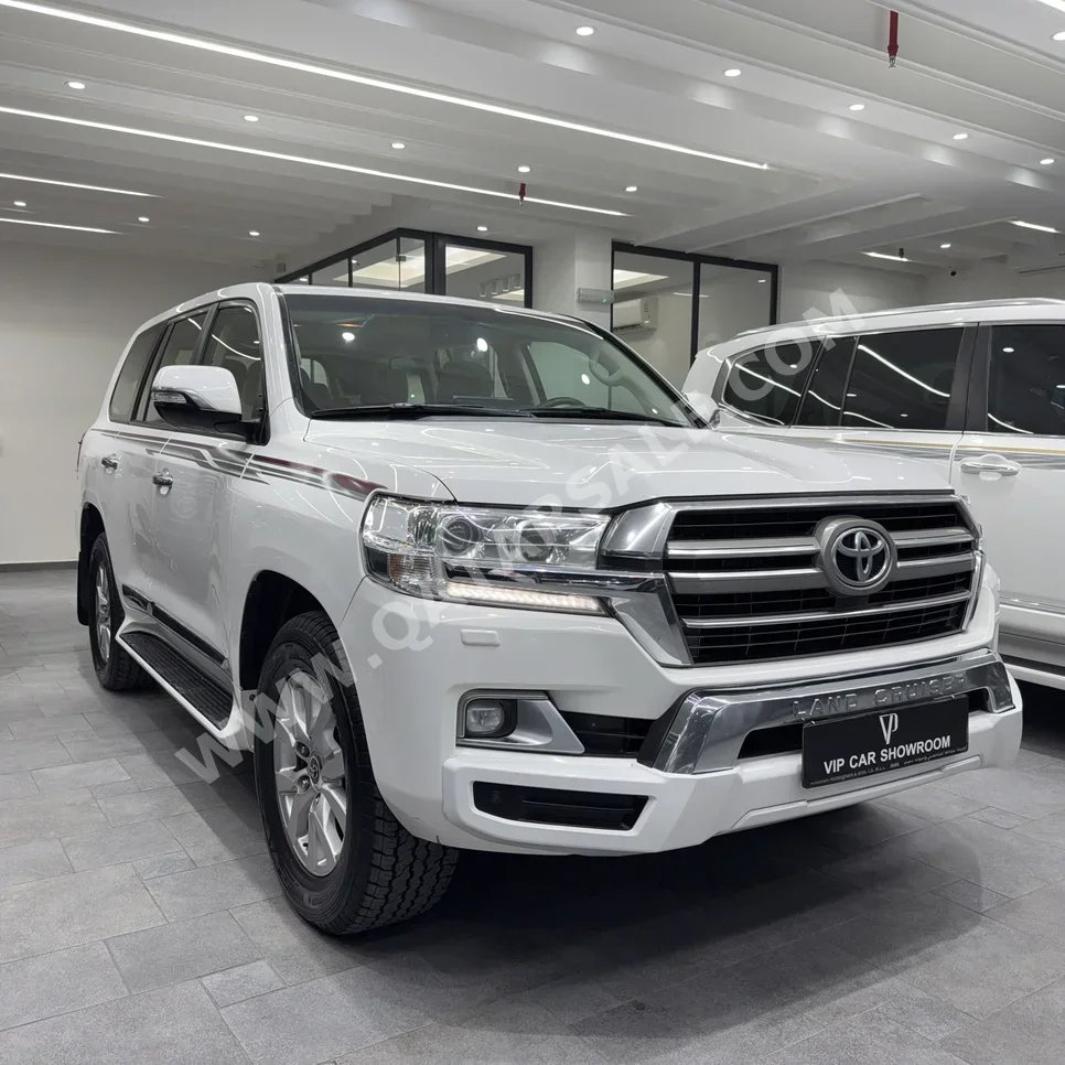 Toyota  Land Cruiser  GXR  2020  Automatic  240,000 Km  8 Cylinder  Four Wheel Drive (4WD)  SUV  White