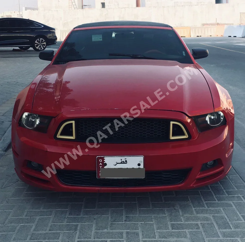 فورد  موستانغ  2014  اوتوماتيك  270,000 كم  6 سلندر  دفع خلفي  كوبيه \ سبورت  برتقالي