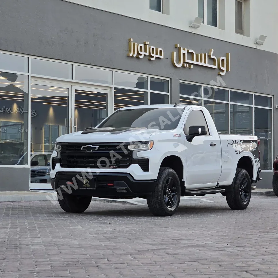 شفروليه سلفرادو تريل بووز 2022 اوتوماتيك 23,000 كم 8 سلندر دفع رباعي بيكب أبيض تحت الضمان