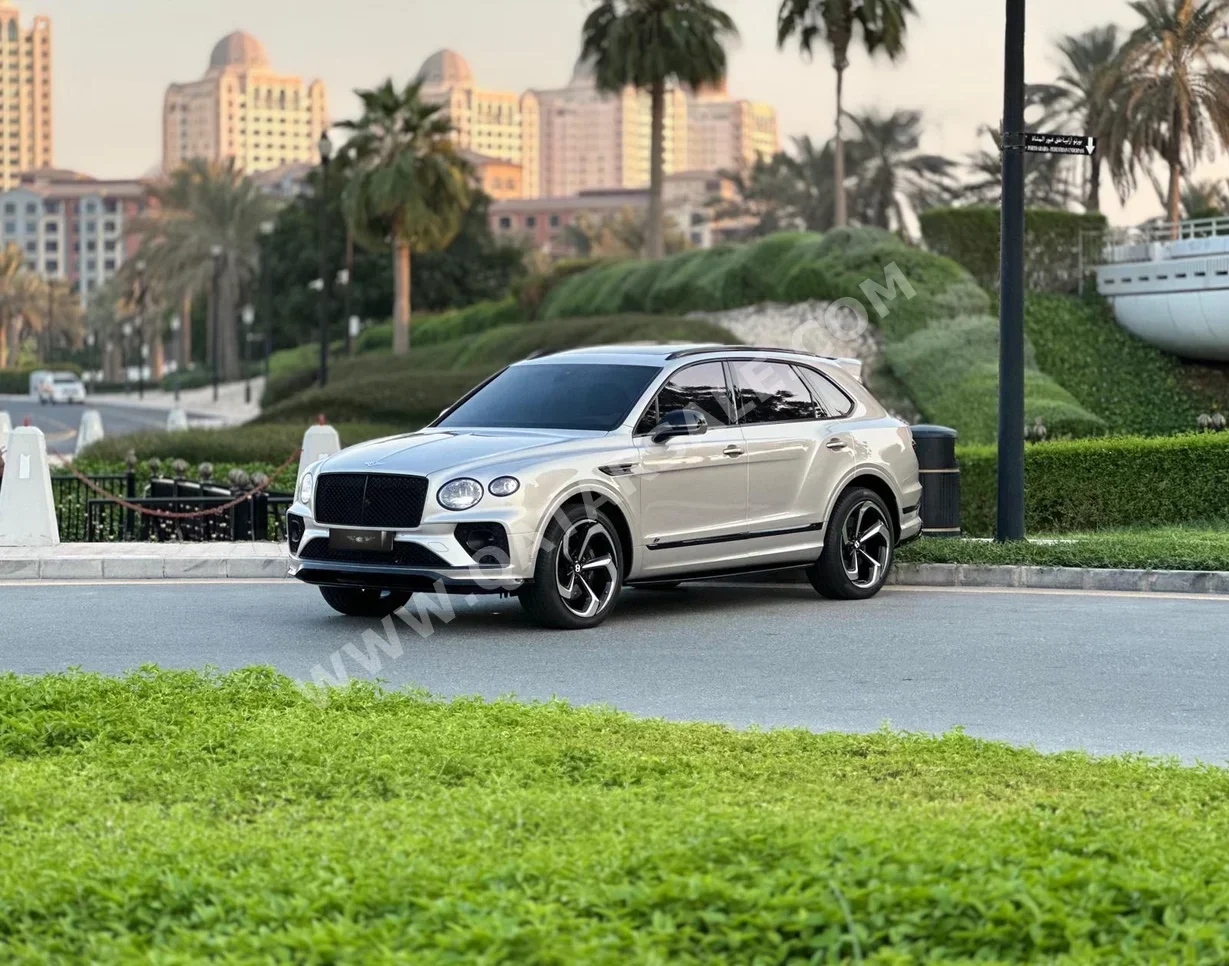 بنتلي بينتايجا اس 2022 اوتوماتيك 36,000 كم 8 سلندر دفع رباعي اس يو في فضي تحت الضمان