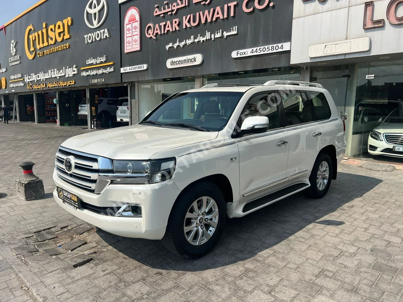 تويوتا لاند كروزر جي اكس ار وايت ادشن 2017 اوتوماتيك 136,000 كم 8 سلندر دفع رباعي اس يو في أبيض