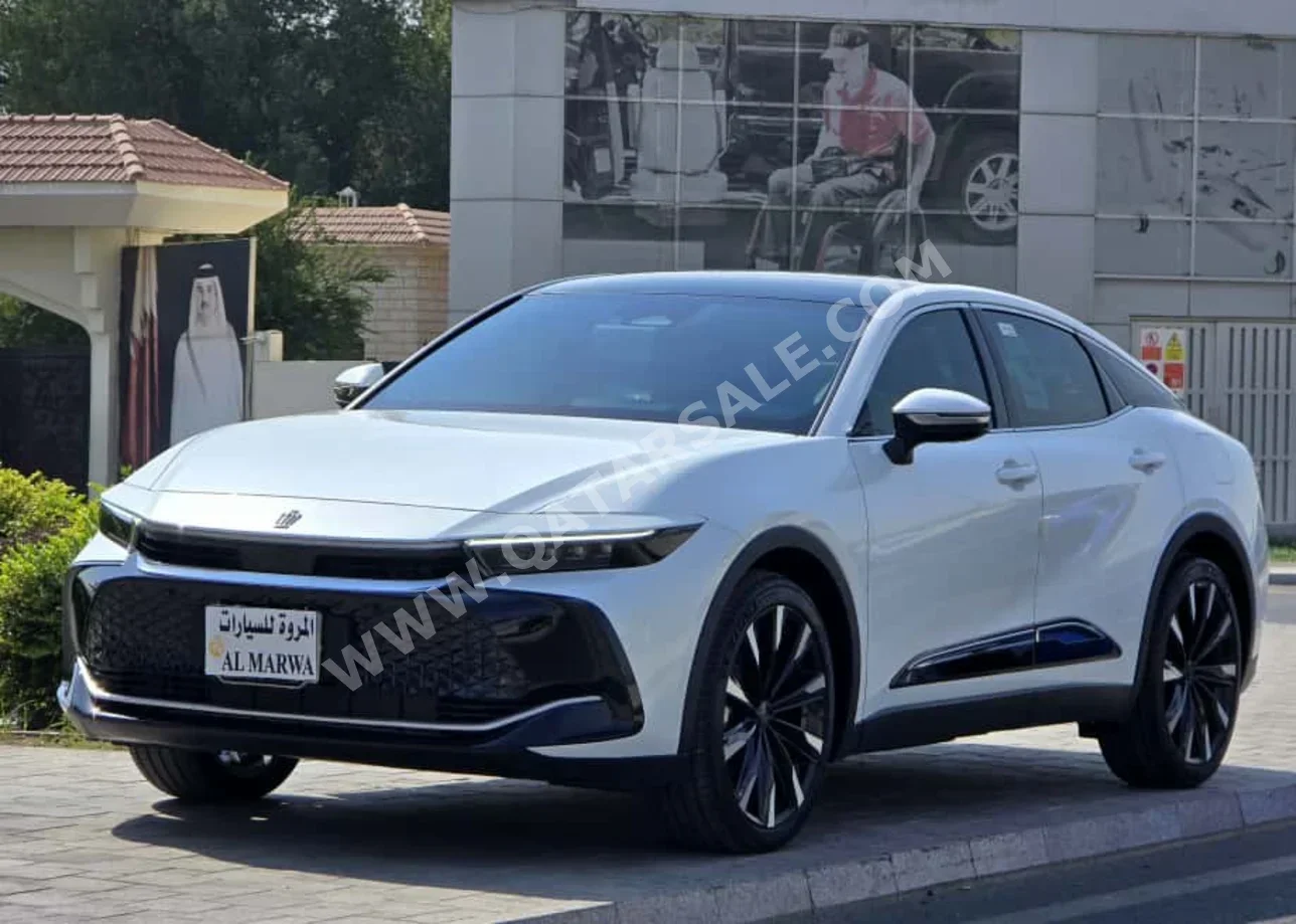 تويوتا كراون 2023 اوتوماتيك 1,500 كم 4 سلندر سحب امامي سيدان أبيض تحت الضمان