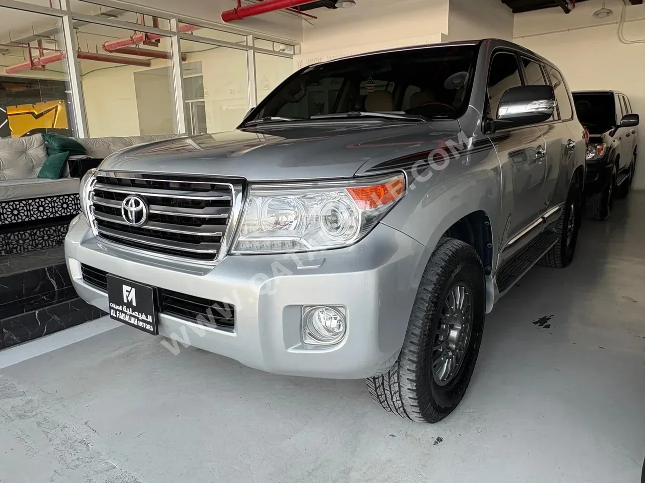 تويوتا لاند كروزر جي اكس ار 2013 اوتوماتيك 200,000 كم 6 سلندر دفع رباعي اس يو في فضي