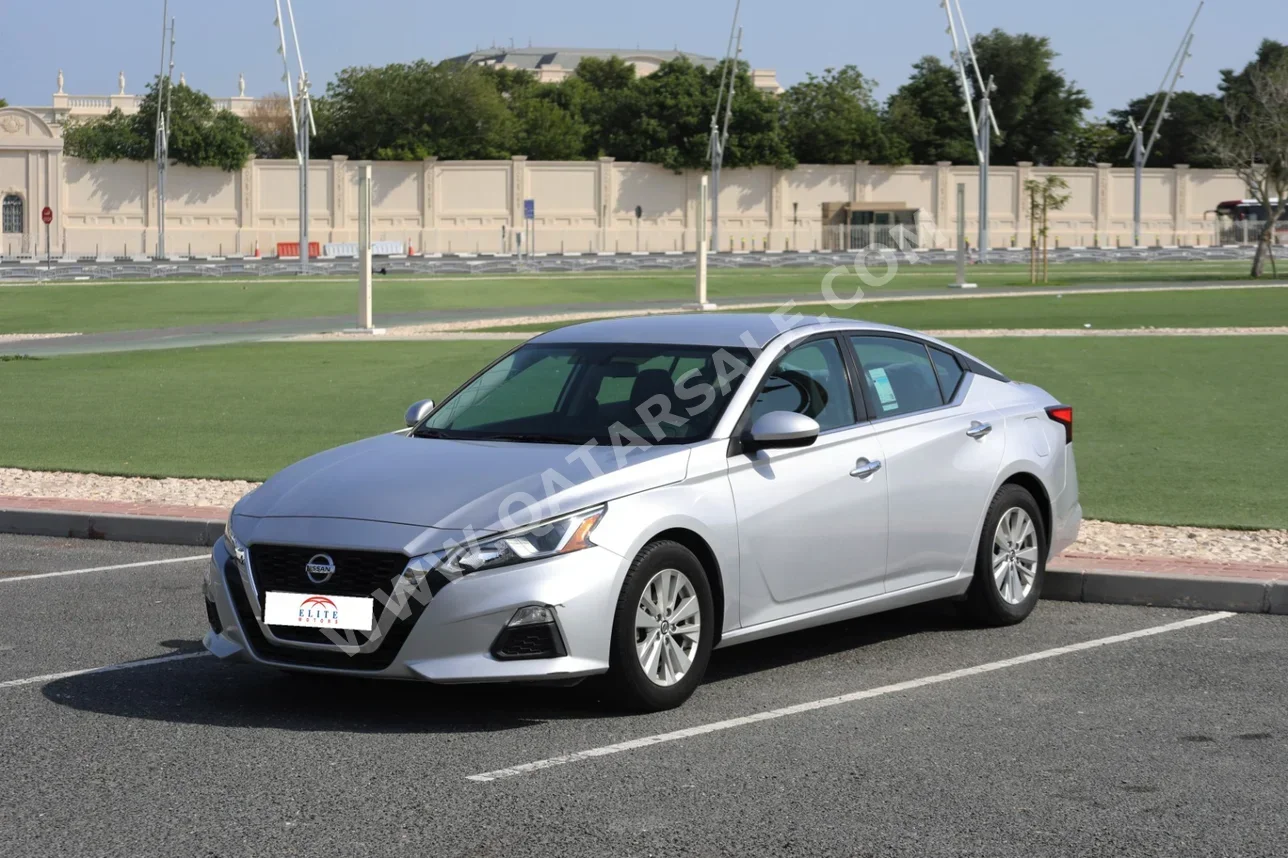 نيسان ألتيما 2.5 اس 2020 اوتوماتيك 85,000 كم 4 سلندر سحب امامي سيدان فضي