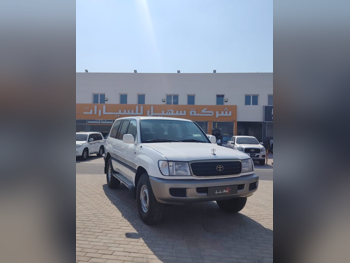 تويوتا  لاند كروزر  جي اكس ار  2000  اوتوماتيك  210,000 كم  6 سلندر  دفع رباعي  اس يو في  أبيض