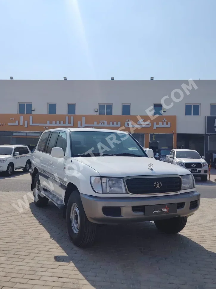 تويوتا لاند كروزر جي اكس ار 2000 اوتوماتيك 210,000 كم 6 سلندر دفع رباعي اس يو في أبيض