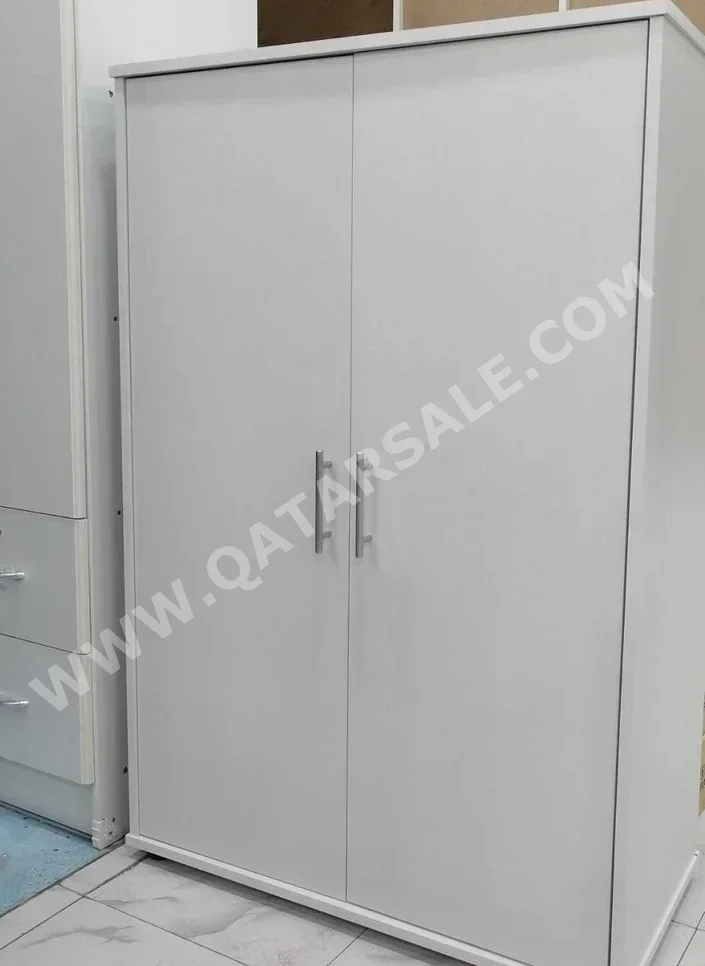 رفوف وخزانات الأحذية