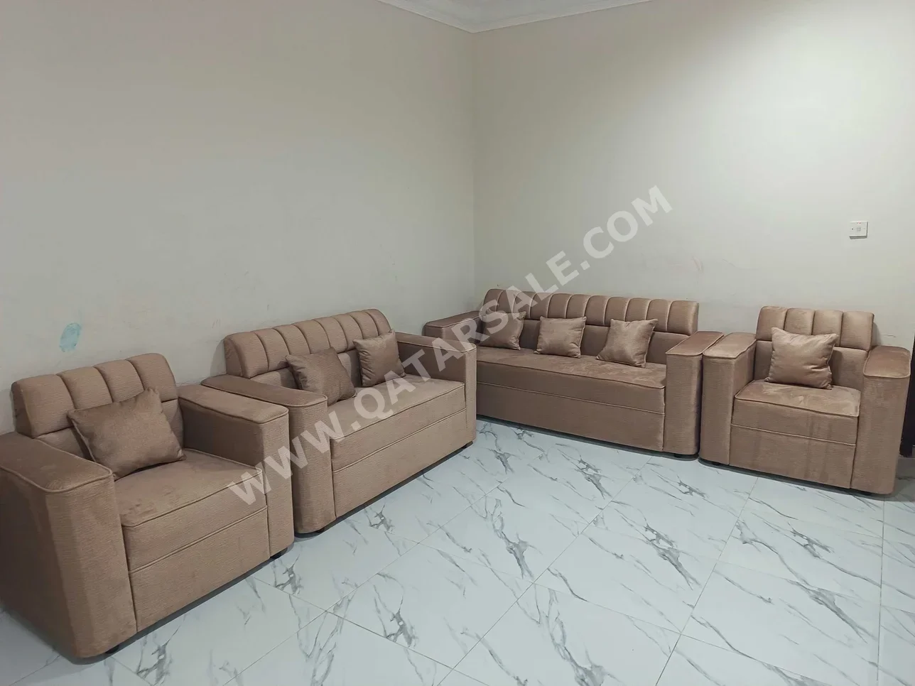 الأرائك والكنب والكراسي لايف ستايل  طقم كنب  - قماش  - بني
