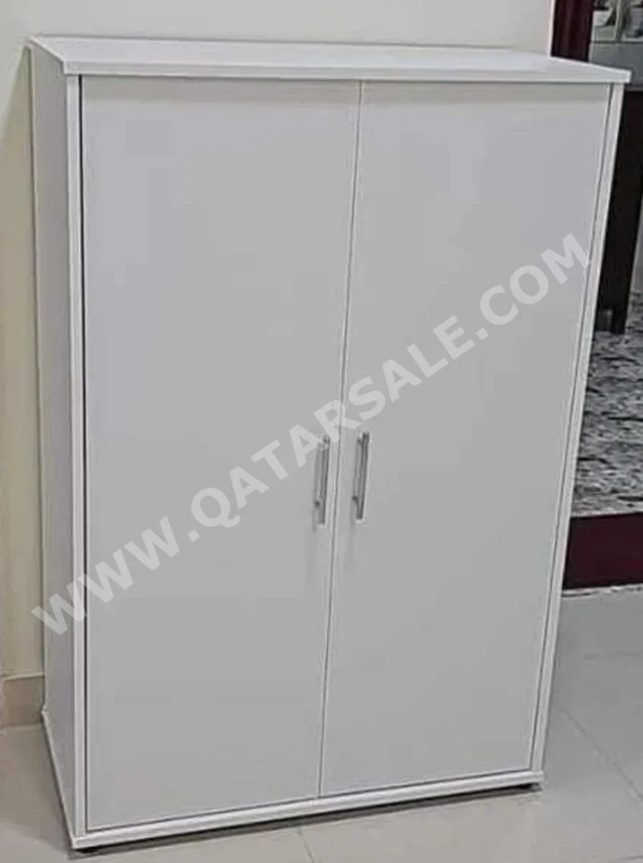 رفوف وخزانات الأحذية