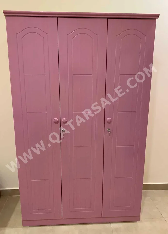 خزائن ودواليب الملابس والزينة - دوحة فيرنيتشر - خزائن