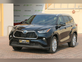 تويوتا هاي لاندر هايبرد 2023 اوتوماتيك 15,000 كم 4 سلندر دفع رباعي اس يو في أسود تحت الضمان