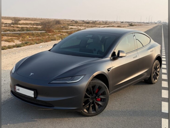 تسلا مودل 3 لونج راينج 2024 اوتوماتيك 50,000 كم 0 سلندر دفع كلي مستمر سيدان رمادي غامق تحت الضمان