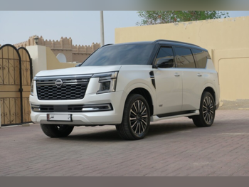 نيسان باترول بلاتينيوم تيربو 2025 اوتوماتيك 27,000 كم 6 سلندر دفع رباعي اس يو في أبيض تحت الضمان