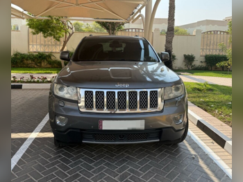 جييب جراند شيروكي اوفرلاند 2012 تبترونك 215,000 كم 8 سلندر دفع رباعي اس يو في رمادي