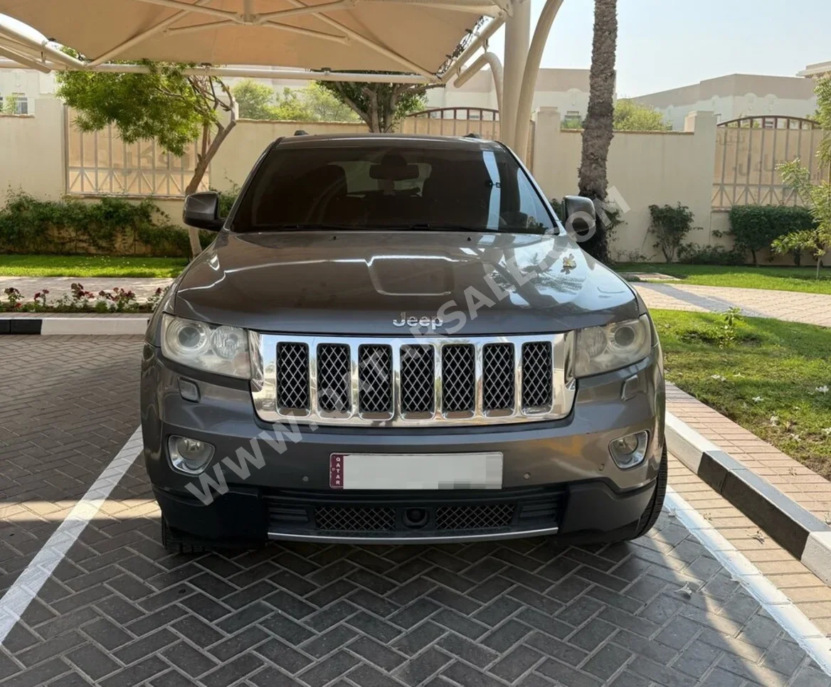 Jeep Grand Cherokee Overland 2012 Tiptronic 215,000 Km 8 Cylinder Four Wheel Drive (4WD) SUV Gray