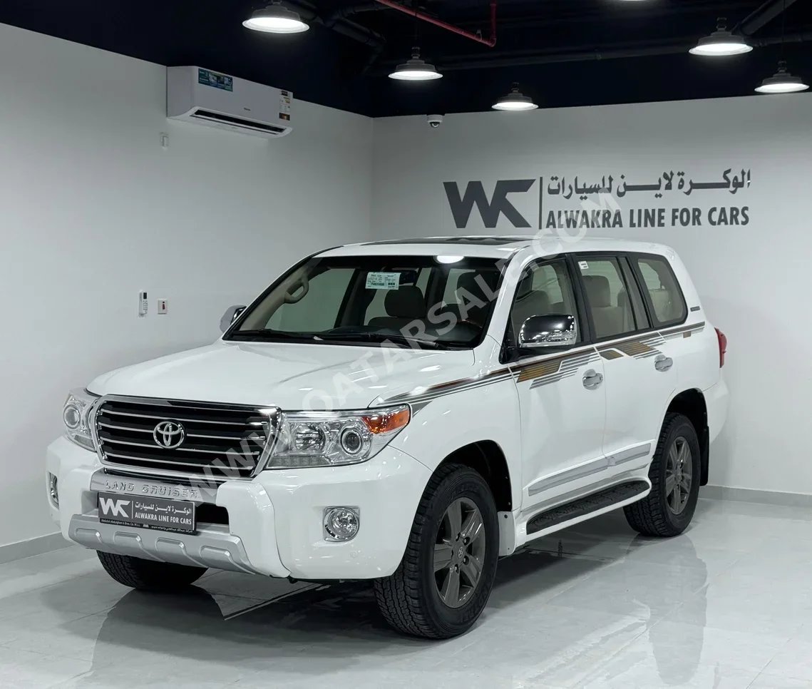 تويوتا لاند كروزر جي اكس ار 2014 اوتوماتيك 340,000 كم 8 سلندر دفع رباعي سيدان أبيض تحت الضمان