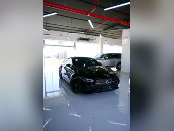 مرسيدس - بنز سي ال ايه 200 2024 اوتوماتيك 15,000 كم 4 سلندر دفع خلفي سيدان أسود تحت الضمان