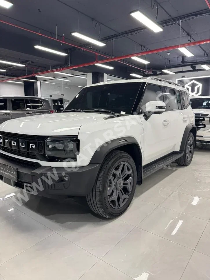 جيتور تي 2 لكجري 2025 اوتوماتيك 39,000 كم 4 سلندر دفع رباعي اس يو في أبيض تحت الضمان