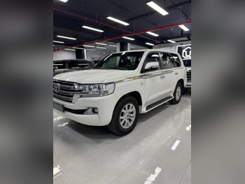 تويوتا  لاند كروزر  في اكس ار  2018  اوتوماتيك  209,000 كم  8 سلندر  دفع رباعي  اس يو في  أبيض