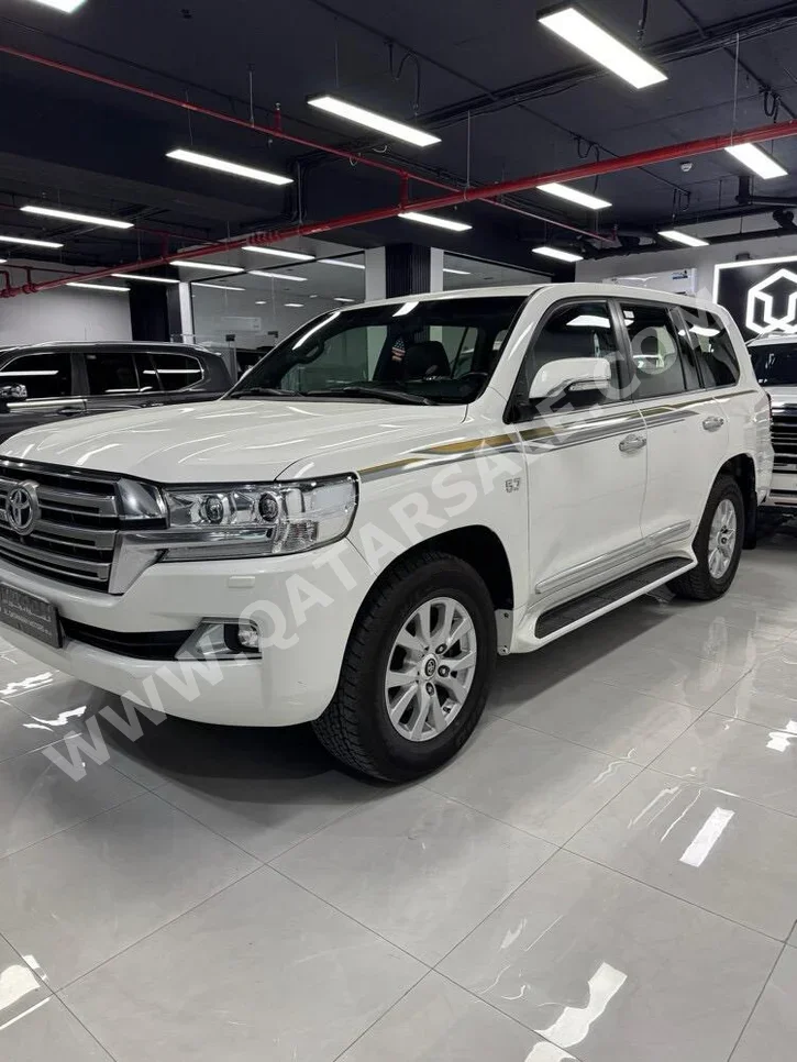 تويوتا لاند كروزر في اكس ار 2018 اوتوماتيك 209,000 كم 8 سلندر دفع رباعي اس يو في أبيض
