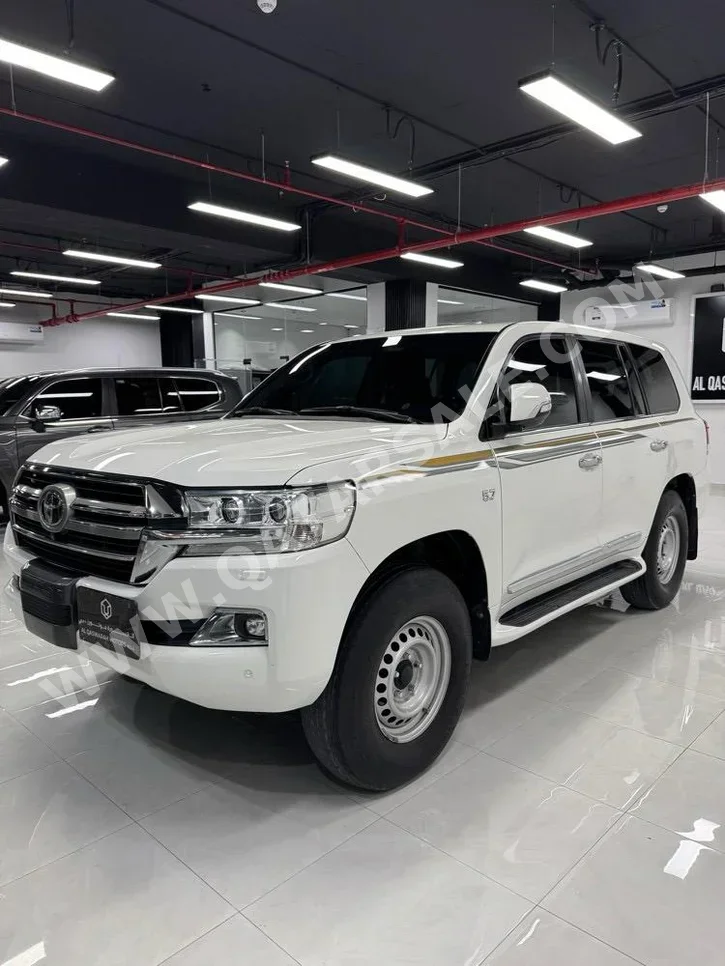 تويوتا لاند كروزر في اكس ار 2019 اوتوماتيك 170,000 كم 8 سلندر دفع رباعي اس يو في أبيض