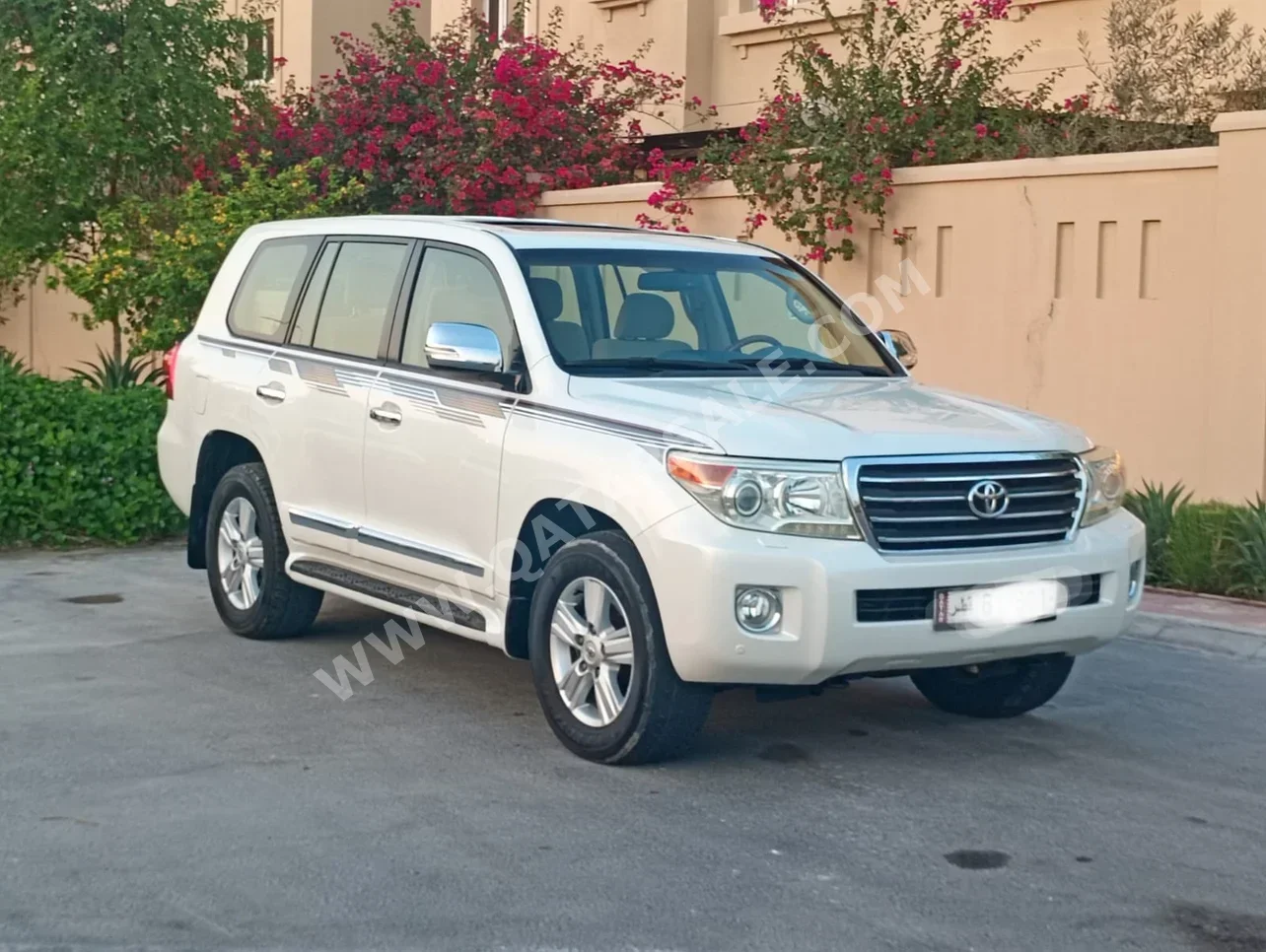 تويوتا  لاند كروزر  جي اكس ار  2014  اوتوماتيك  250,000 كم  8 سلندر  دفع رباعي  اس يو في  أبيض