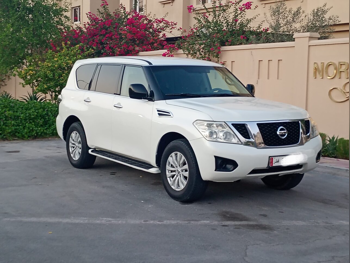 نيسان باترول 2014 عادي 260,000 كم 6 سلندر دفع رباعي اس يو في أبيض