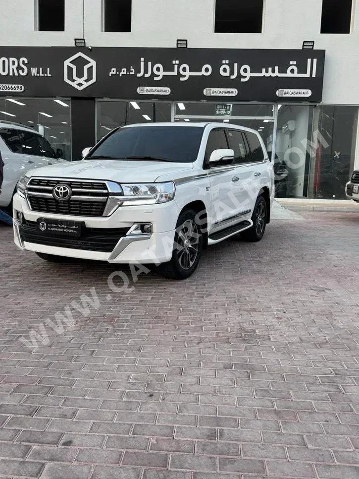 تويوتا  لاند كروزر  في اكس ار  2016  اوتوماتيك  316,000 كم  8 سلندر  دفع رباعي  اس يو في  أبيض