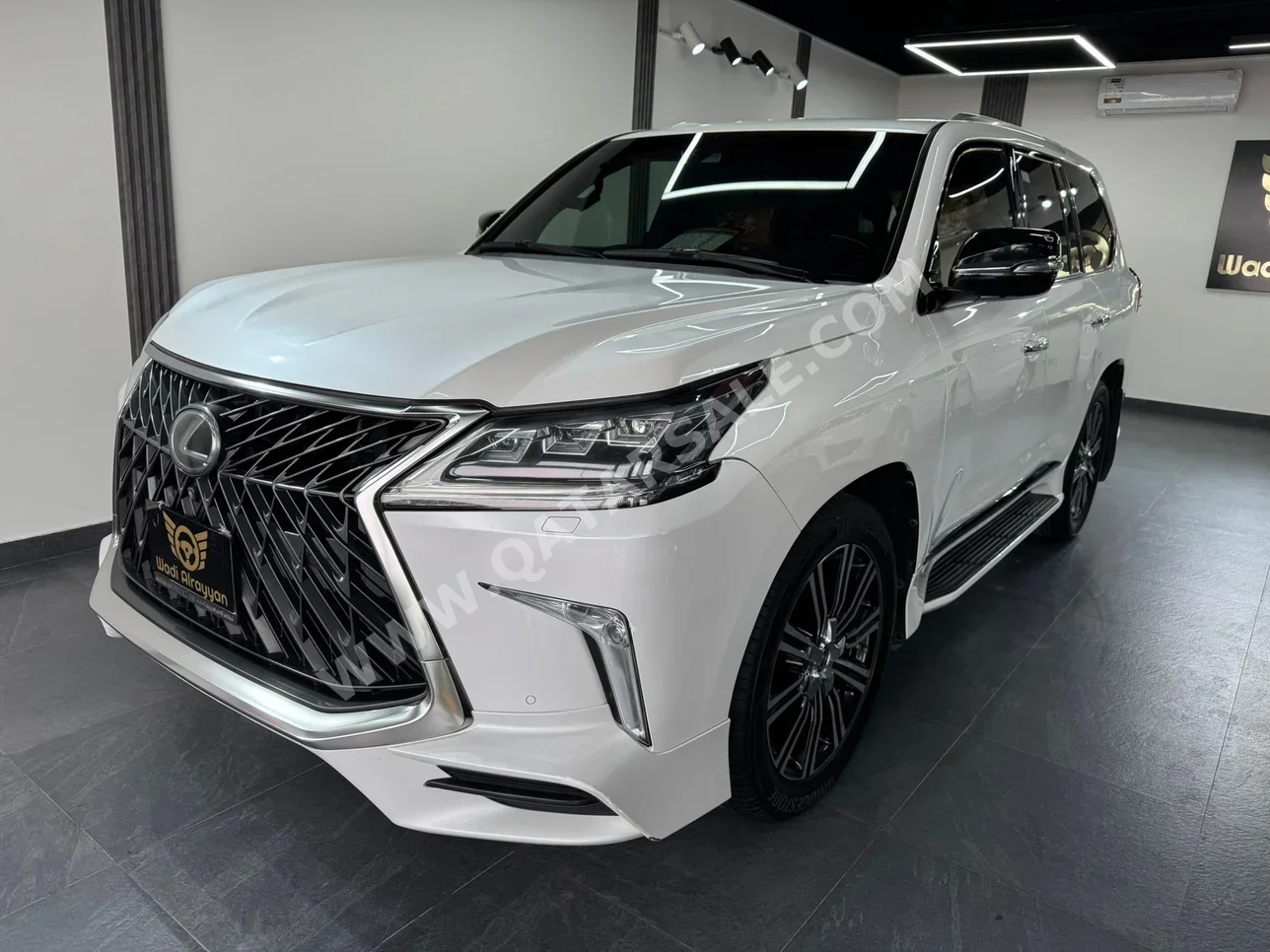 لكزس ال اكس 570 اس 2020 اوتوماتيك 187,000 كم 8 سلندر دفع رباعي اس يو في أبيض