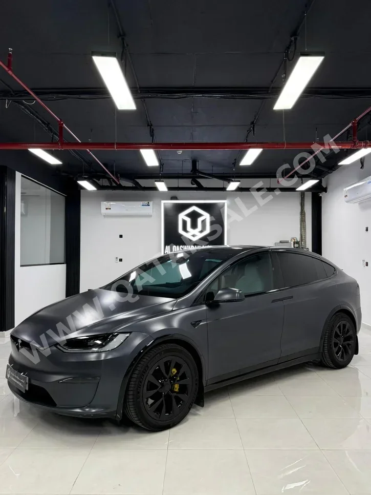 تسلا مودل 3 2023 اوتوماتيك 30,000 كم 0 سلندر دفع رباعي سيدان فضي تحت الضمان