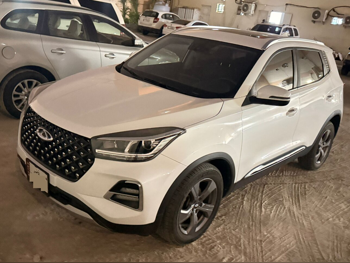 شيري تيجو 4 برو 2022 اوتوماتيك 125,000 كم 4 سلندر دفع رباعي اس يو في أبيض