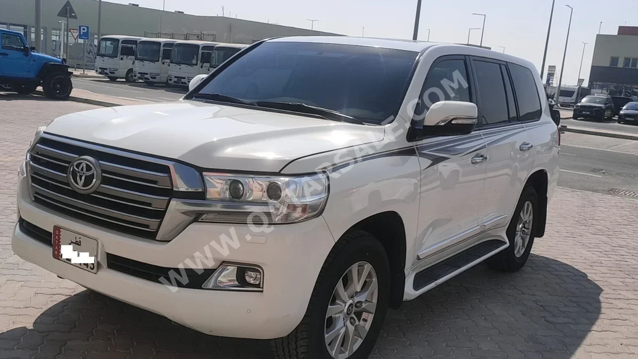 تويوتا لاند كروزر جي اكس ار 2018 اوتوماتيك 200,000 كم 6 سلندر دفع رباعي اس يو في أبيض