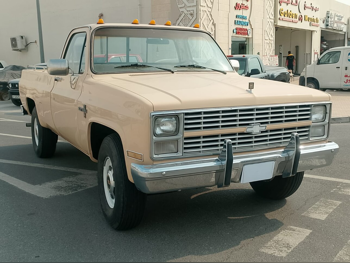 Chevrolet  Silverado  1984  Automatic  129,000 Km  8 Cylinder  Four Wheel Drive (4WD)  Pick Up  Beige
