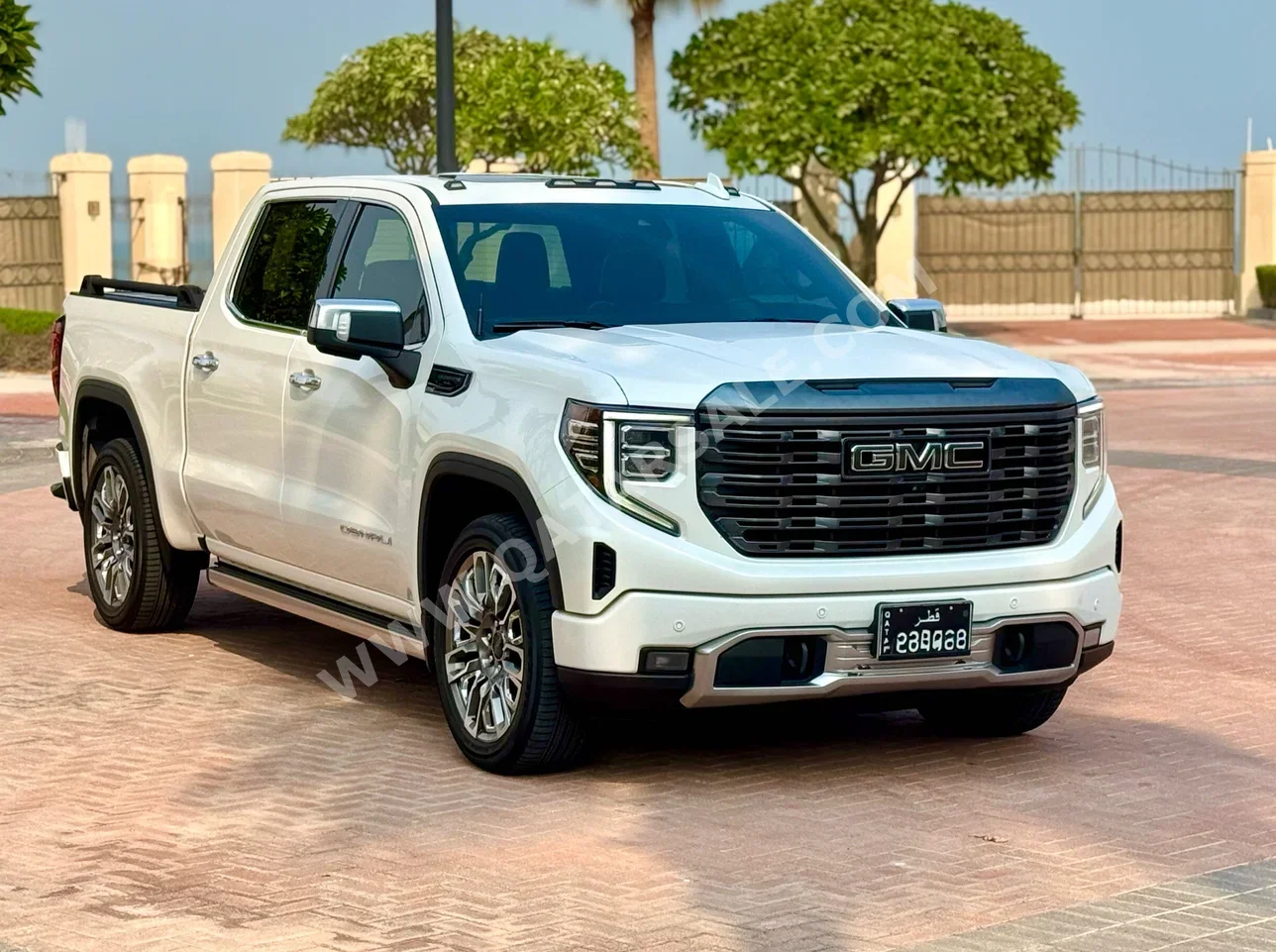 جي ام سي سييرا دينالي التميت 2023 اوتوماتيك 69,000 كم 8 سلندر دفع رباعي بيكب أبيض تحت الضمان