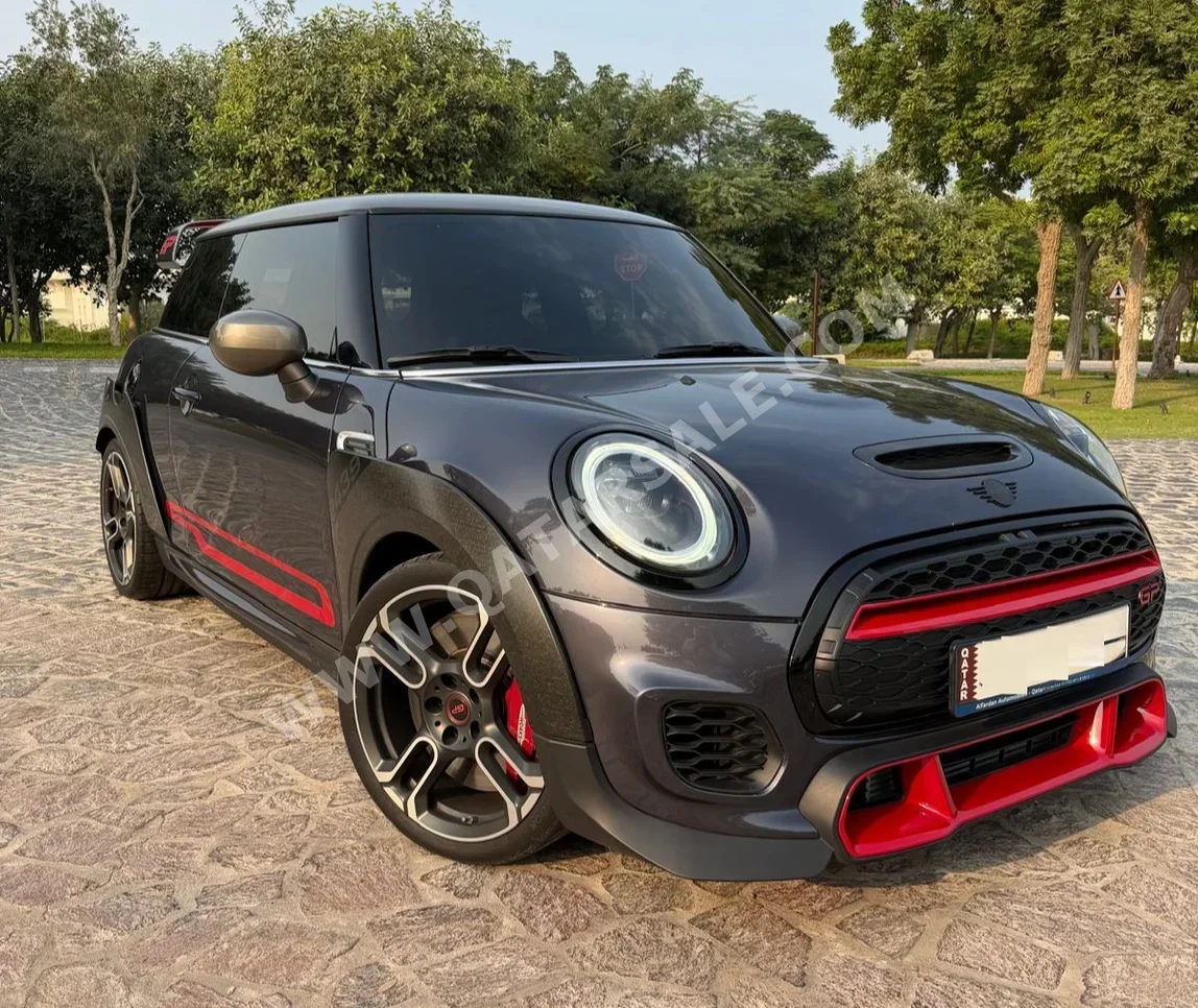 ميني كوبر جي بي 2021 اوتوماتيك 5,000 كم 4 سلندر سحب امامي هاتشباك أسود تحت الضمان