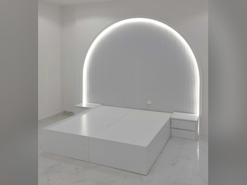 الأسّرة - لايف ستايل  - كينج  - أبيض  - مع طاولة سرير جانبية